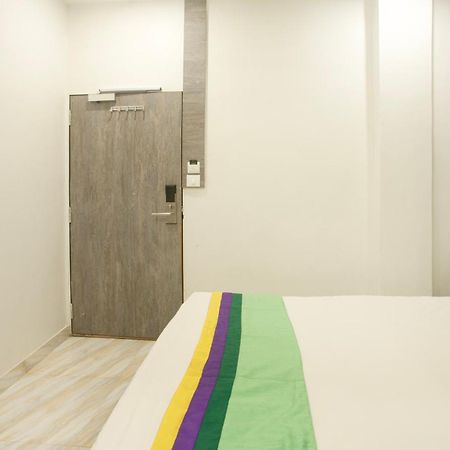 Treebo Urban, 1 Km From Railway Station Hotel สุรัต ภายนอก รูปภาพ