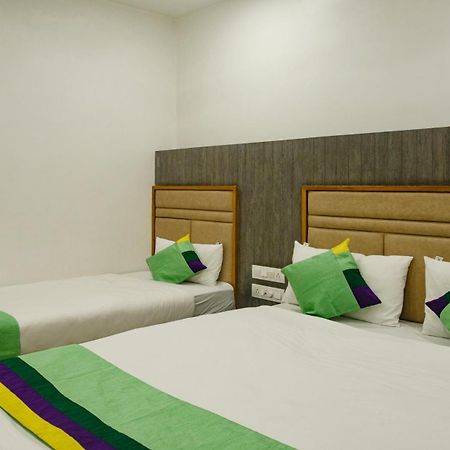 Treebo Urban, 1 Km From Railway Station Hotel สุรัต ภายนอก รูปภาพ