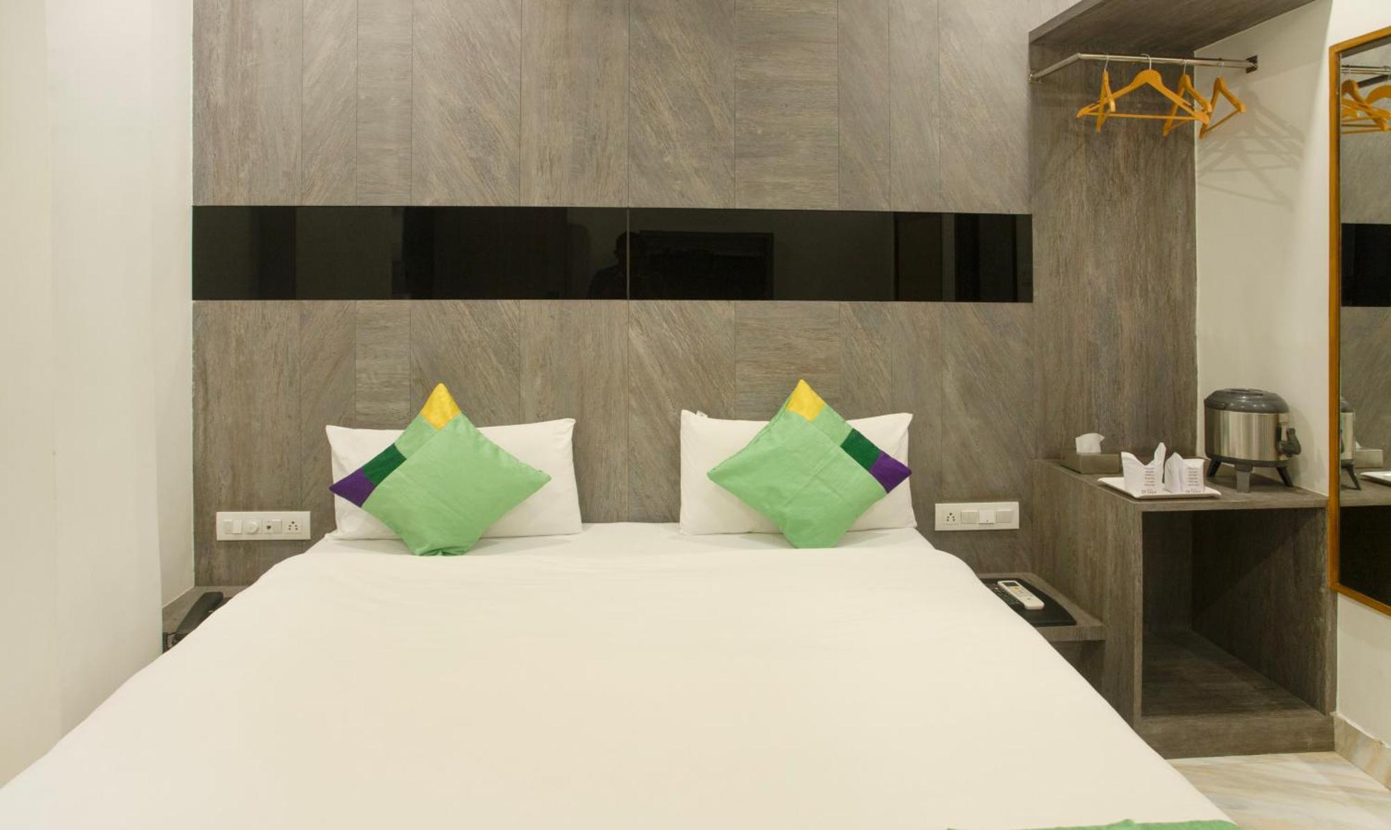 Treebo Urban, 1 Km From Railway Station Hotel สุรัต ภายนอก รูปภาพ