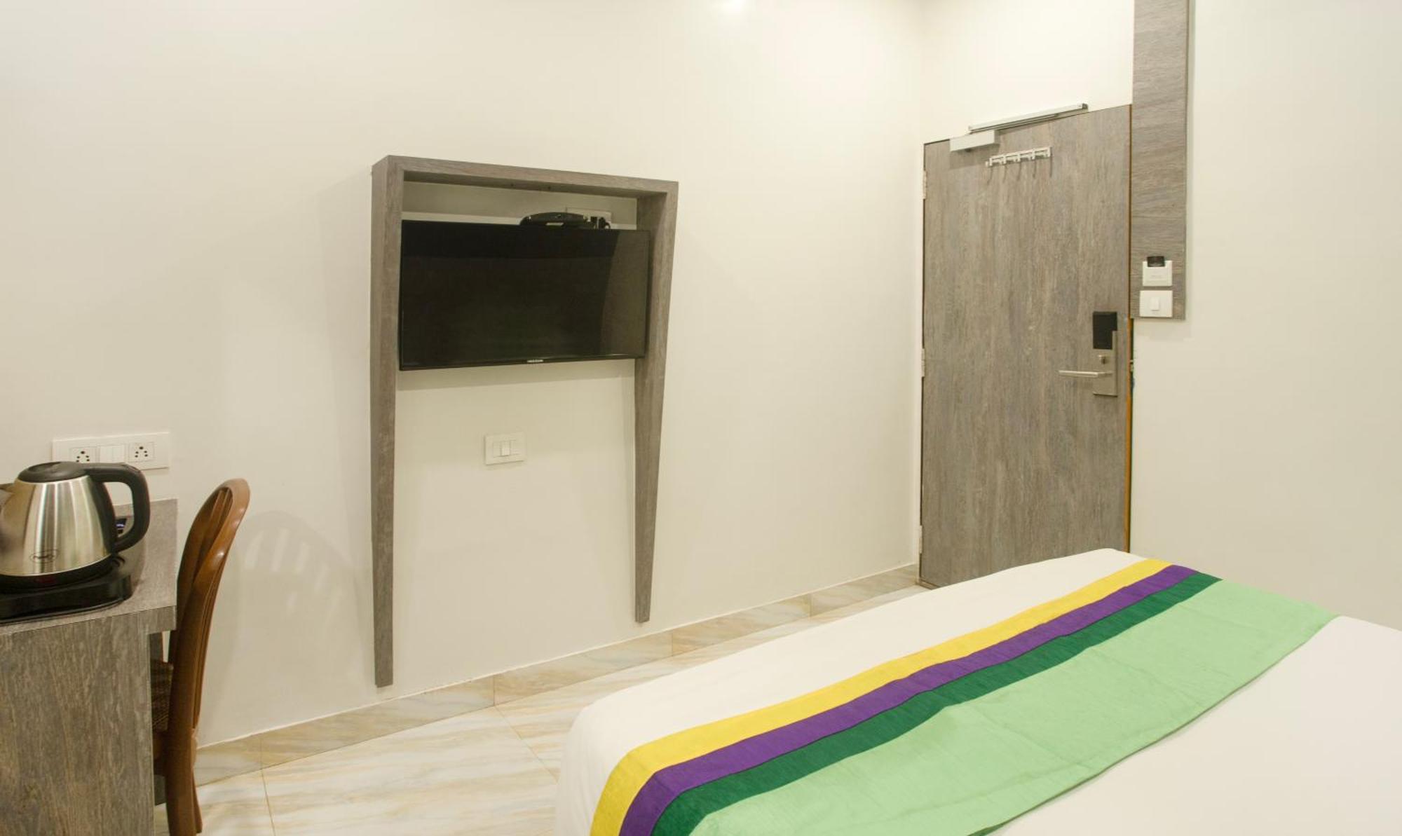 Treebo Urban, 1 Km From Railway Station Hotel สุรัต ภายนอก รูปภาพ