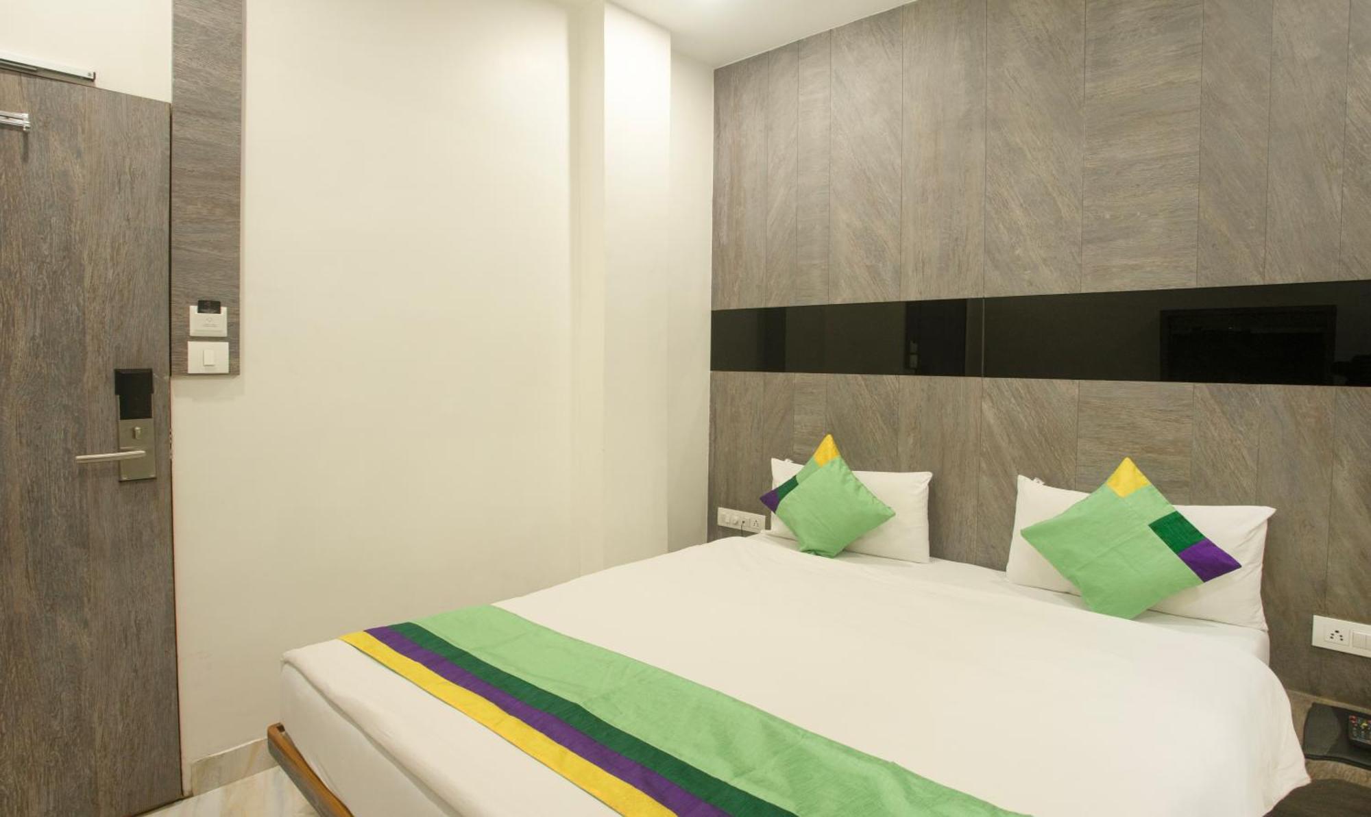Treebo Urban, 1 Km From Railway Station Hotel สุรัต ภายนอก รูปภาพ