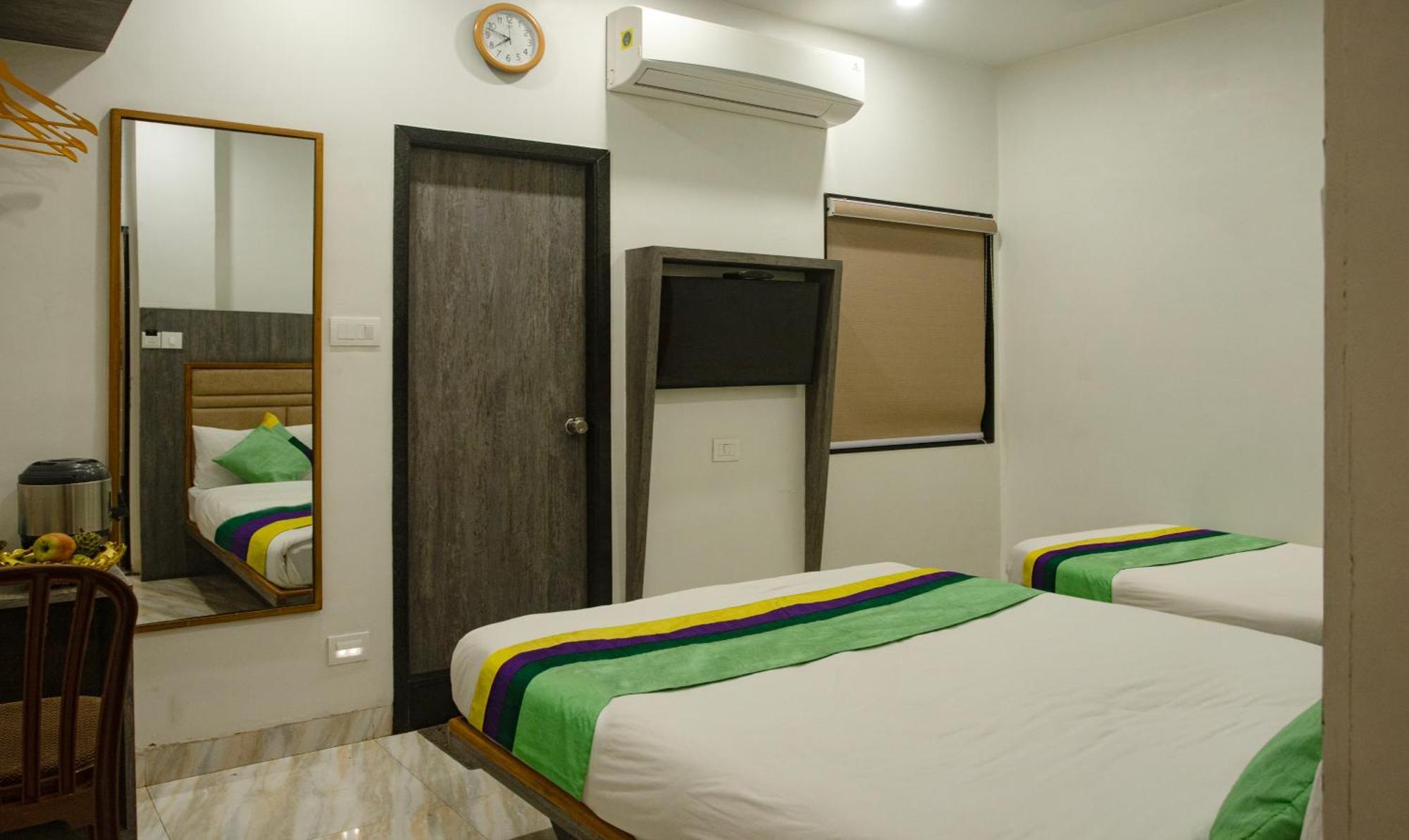 Treebo Urban, 1 Km From Railway Station Hotel สุรัต ภายนอก รูปภาพ
