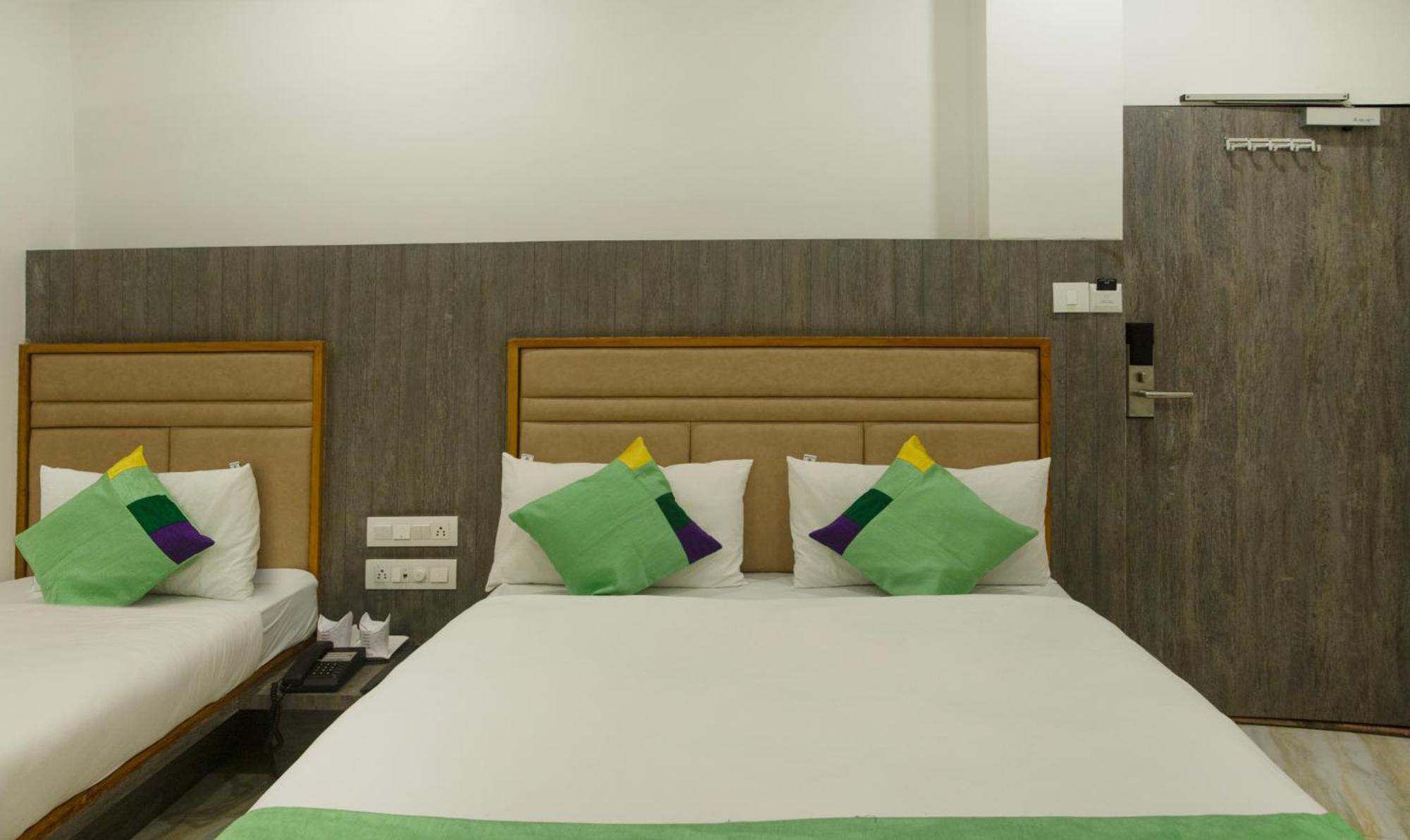 Treebo Urban, 1 Km From Railway Station Hotel สุรัต ภายนอก รูปภาพ