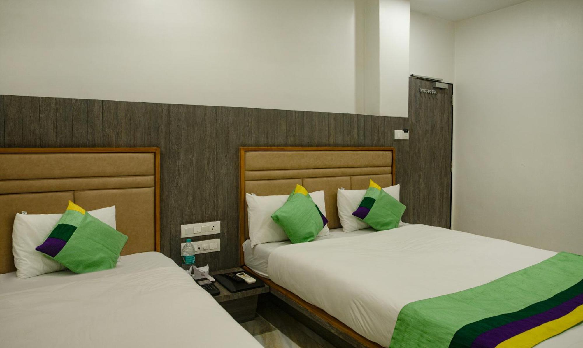 Treebo Urban, 1 Km From Railway Station Hotel สุรัต ภายนอก รูปภาพ