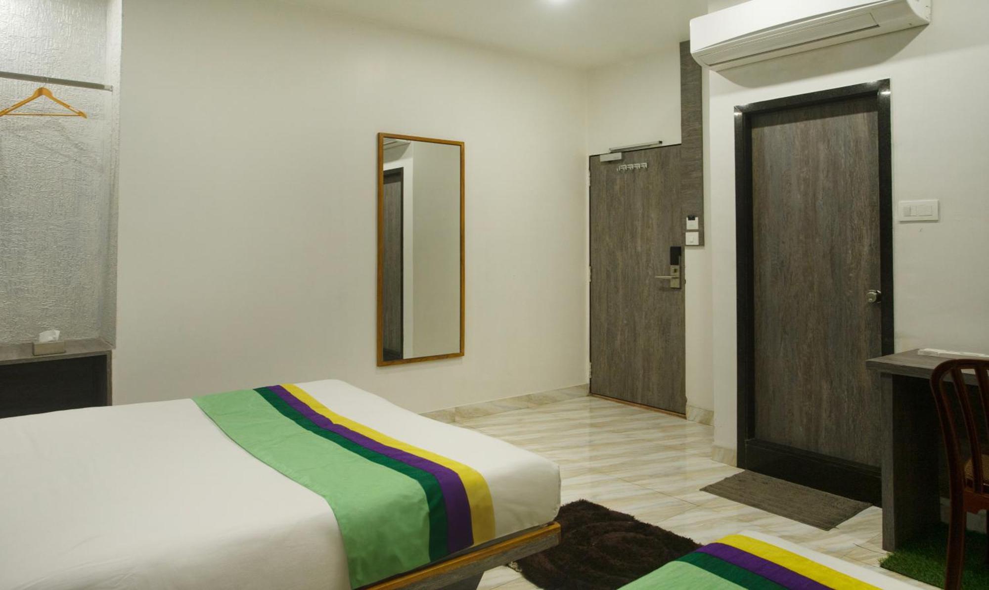 Treebo Urban, 1 Km From Railway Station Hotel สุรัต ภายนอก รูปภาพ