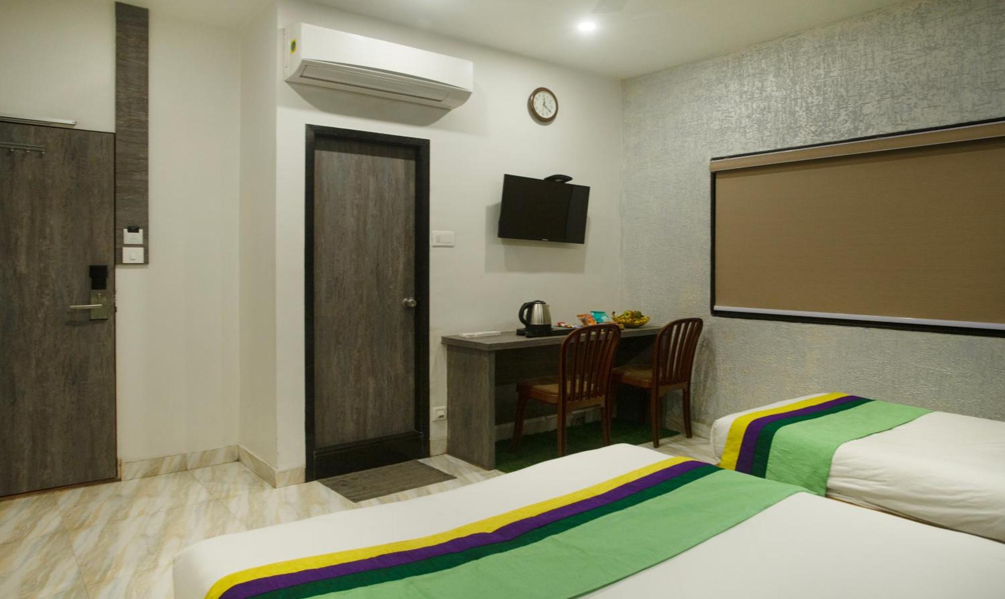 Treebo Urban, 1 Km From Railway Station Hotel สุรัต ภายนอก รูปภาพ