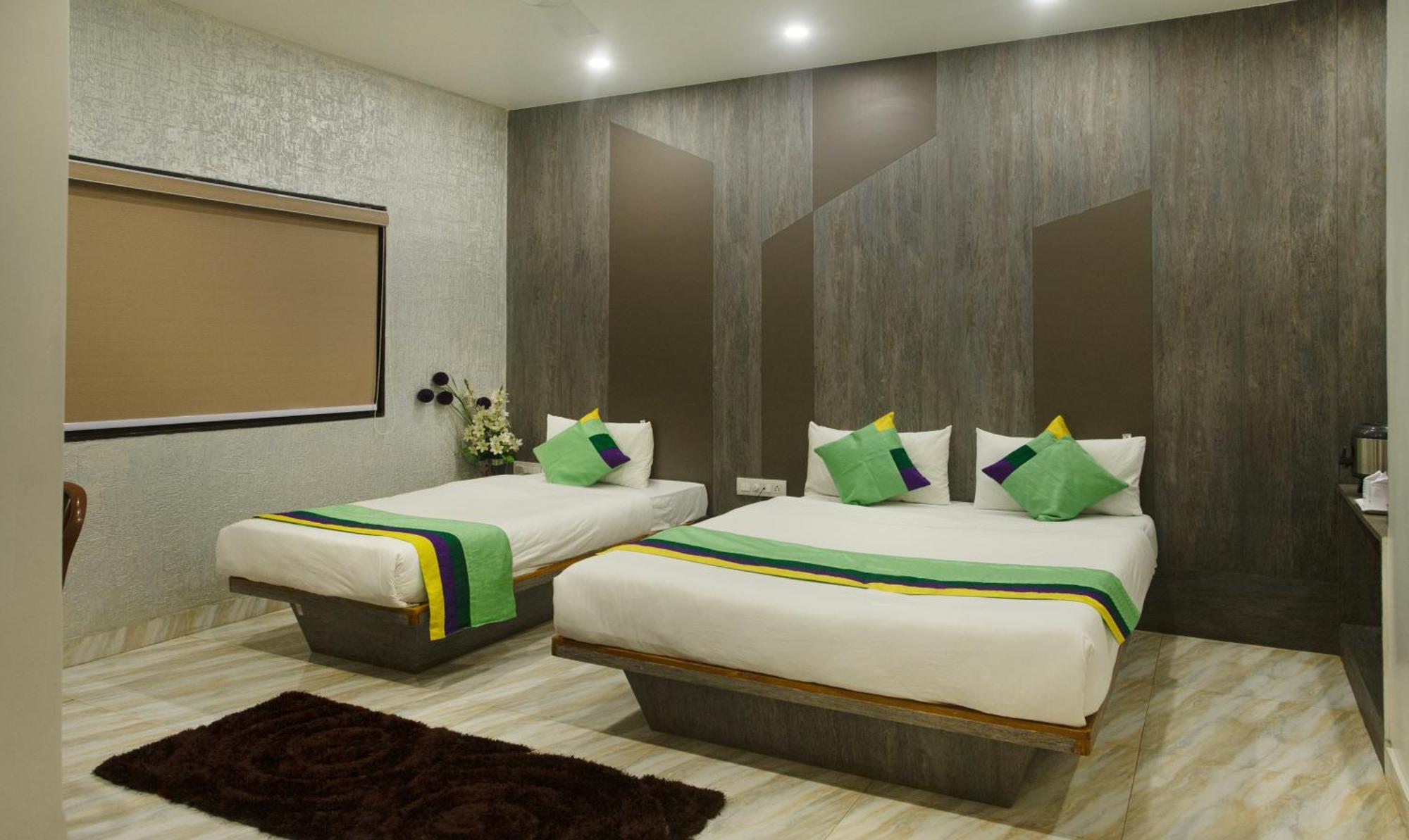 Treebo Urban, 1 Km From Railway Station Hotel สุรัต ภายนอก รูปภาพ