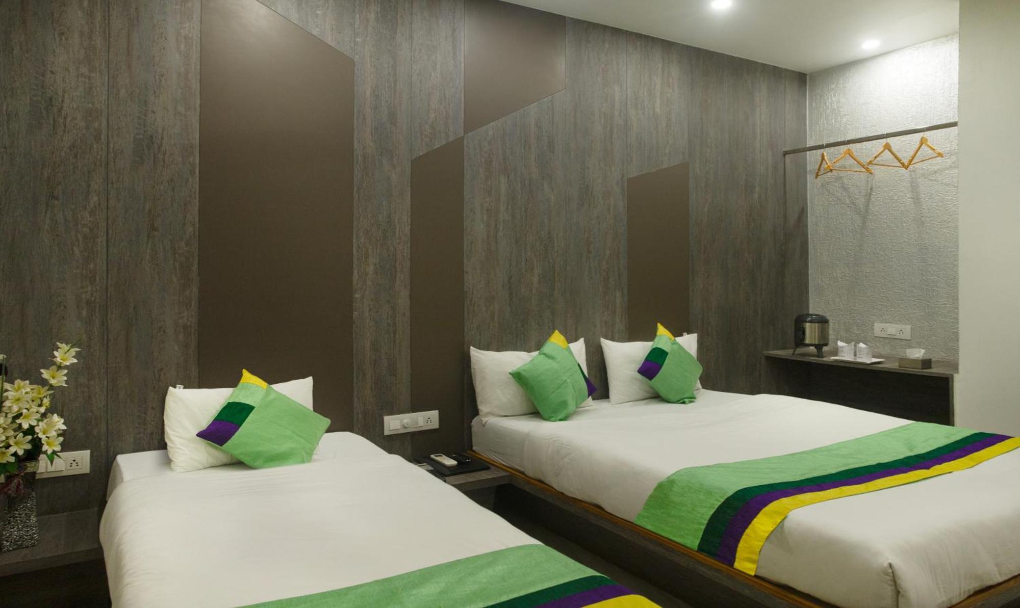Treebo Urban, 1 Km From Railway Station Hotel สุรัต ภายนอก รูปภาพ