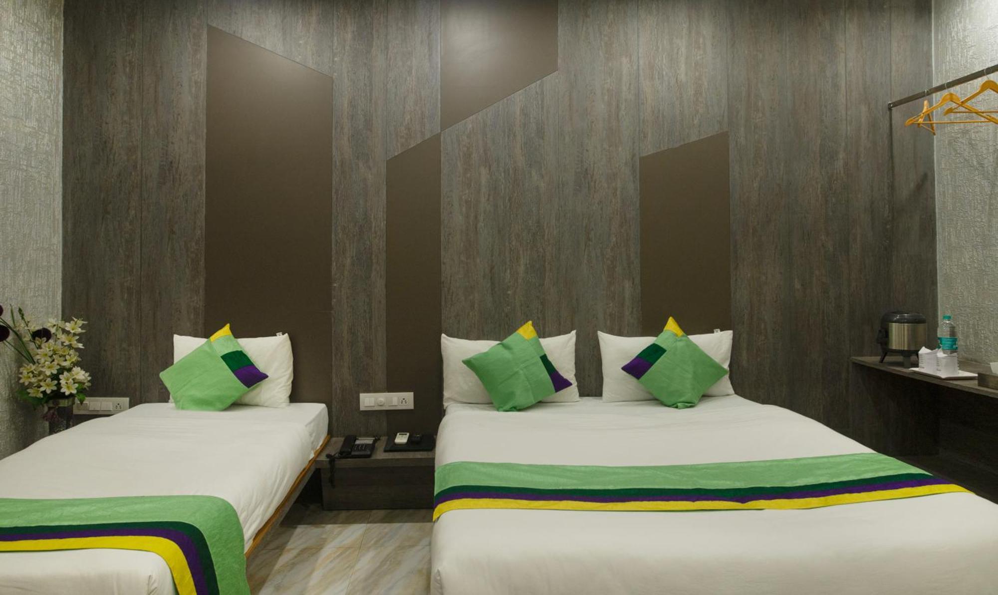Treebo Urban, 1 Km From Railway Station Hotel สุรัต ภายนอก รูปภาพ