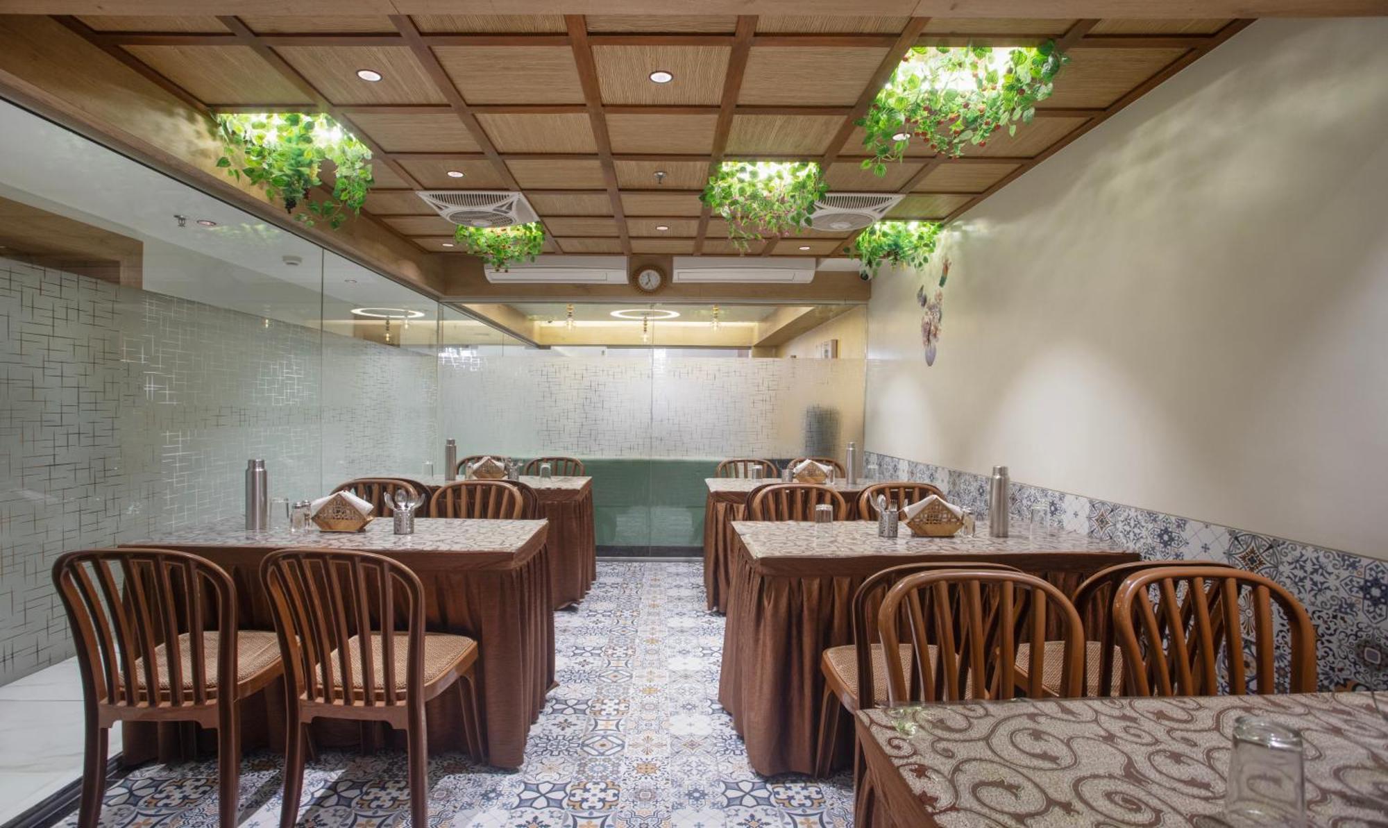 Treebo Urban, 1 Km From Railway Station Hotel สุรัต ภายนอก รูปภาพ