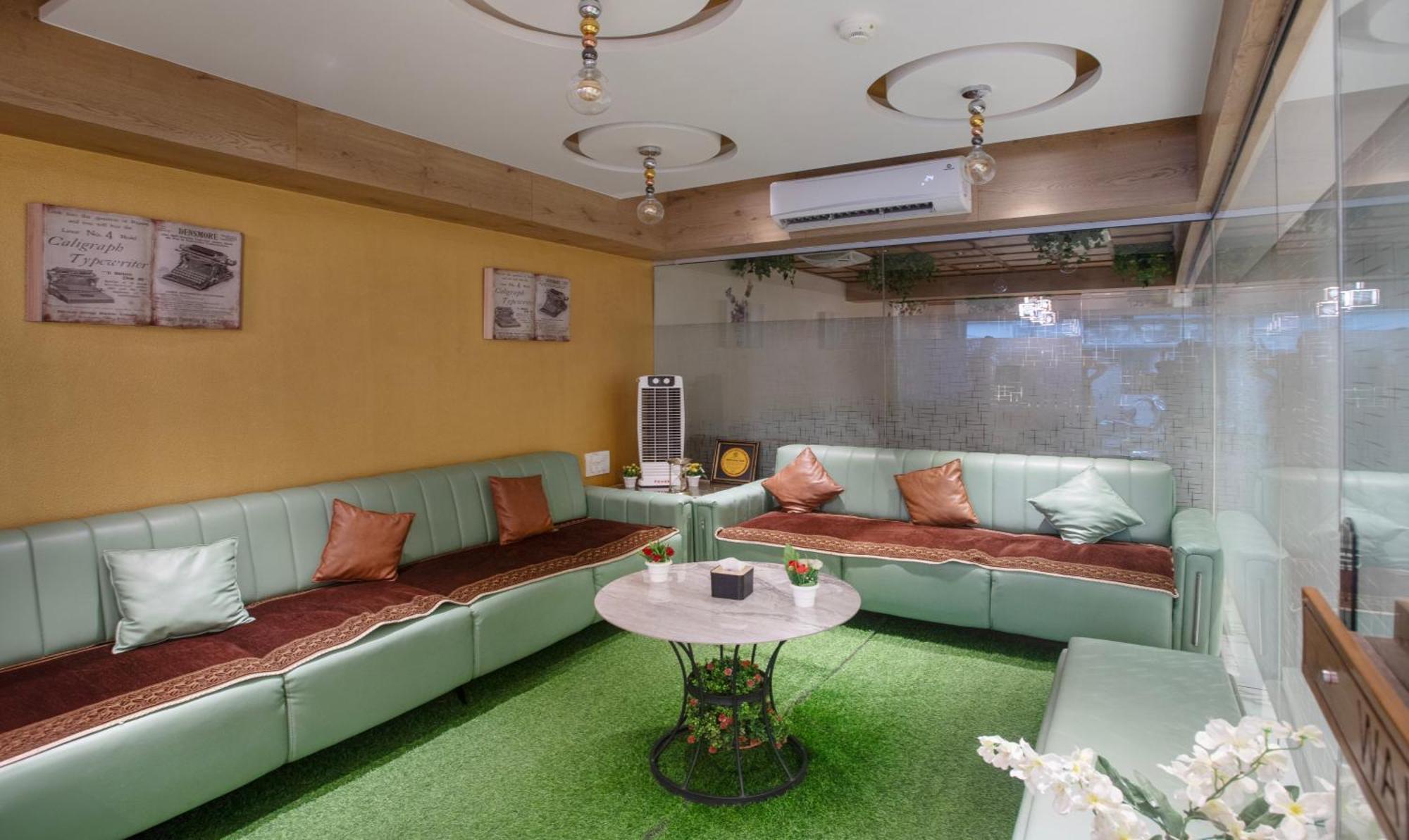 Treebo Urban, 1 Km From Railway Station Hotel สุรัต ภายนอก รูปภาพ